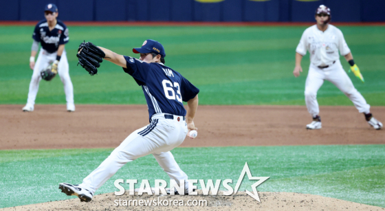 Doosan's Kim Taek-yeon successfully held off a bases-loaded, no-out crisis in the bottom of the 7th inning during the 2026 KBO League Kiwoom Heroes vs. Doosan Bears game at Gocheok Sky Dome on the 4th, keeping the scoreless. /Photo=Senior reporter Kang Young-jo