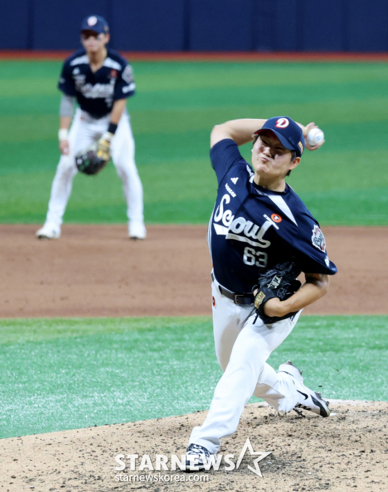 Doosan's Kim Taek-yeon successfully held off a bases-loaded, no-out crisis in the bottom of the 7th inning during the 2026 KBO League Kiwoom Heroes vs. Doosan Bears game at Gocheok Sky Dome on the 4th, keeping the scoreless. /Photo=Senior reporter Kang Young-jo