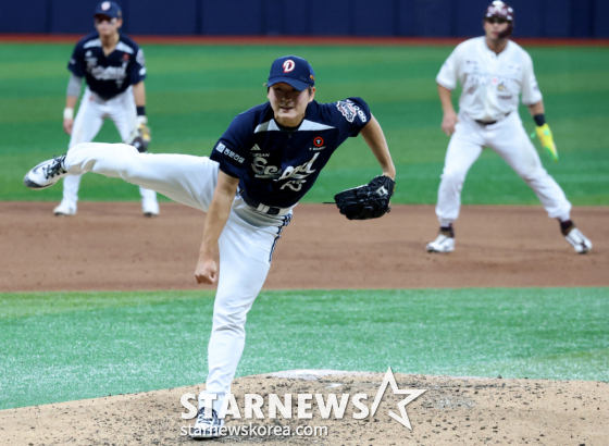 Doosan's Kim Taek-yeon successfully held off a bases-loaded, no-out crisis in the bottom of the 7th inning during the 2026 KBO League Kiwoom Heroes vs. Doosan Bears game at Gocheok Sky Dome on the 4th, keeping the scoreless. /Photo=Senior reporter Kang Young-jo