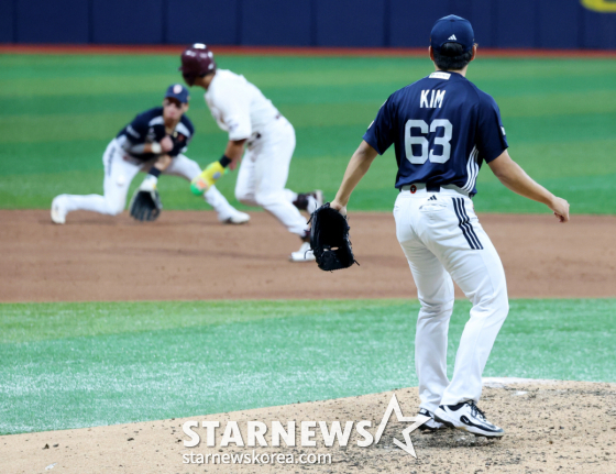 Doosan's Kim Taek-yeon successfully held off a bases-loaded, no-out crisis in the bottom of the 7th inning during the 2026 KBO League Kiwoom Heroes vs. Doosan Bears game at Gocheok Sky Dome on the 4th, keeping the scoreless. /Photo=Senior reporter Kang Young-jo