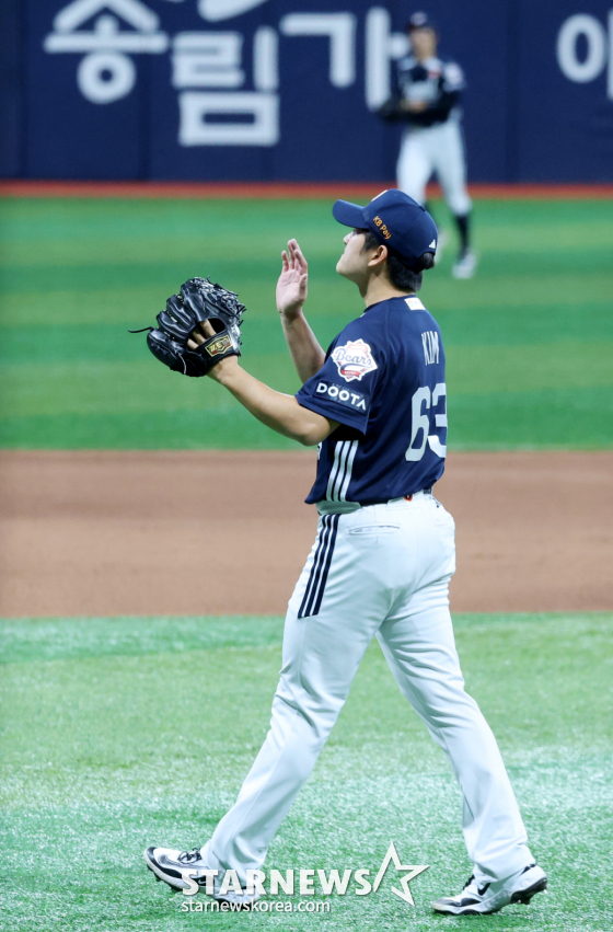 Doosan's Kim Taek-yeon successfully held off a bases-loaded, no-out crisis in the bottom of the 7th inning during the 2026 KBO League Kiwoom Heroes vs. Doosan Bears game at Gocheok Sky Dome on the 4th, keeping the scoreless. /Photo=Senior reporter Kang Young-jo