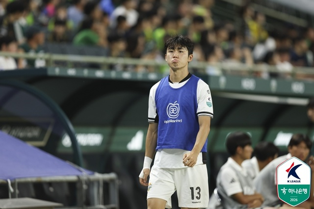 ベンチで試合を準備する江原(カンウォン)FCの李基赫(イ·ギヒョク)。 /写真=韓国プロサッカー連盟提供