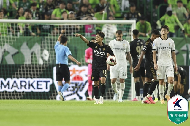 挽回ゴールを決めた李承祐(イ·スンウ、左)。 /写真=韓国プロサッカー連盟提供