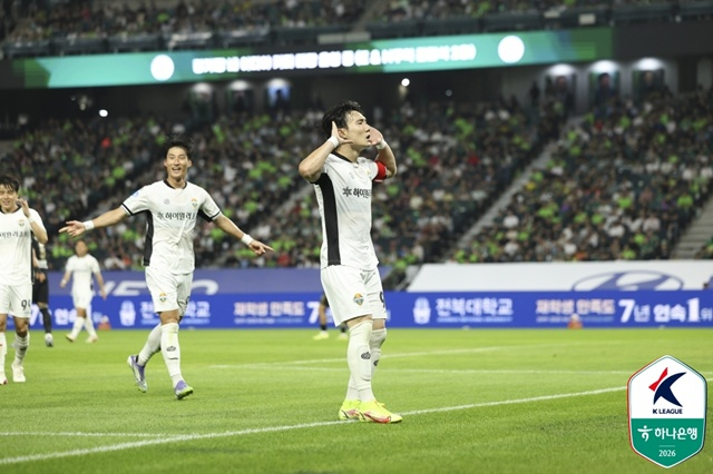 江原(カンウォン)FC(右)のゴールセレモニー。 /写真=韓国プロサッカー連盟提供