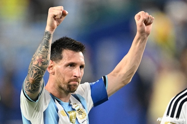 Lionel Messi raises both arms. /AFPBBNews=NEWS1