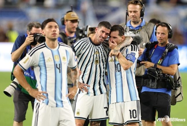 Argentine players stood before the crowd after their victory over Cape Verde. Rodrigo De Paul (center) conversing with Lionel Messi (right). /AFPBBNews=NEWS1