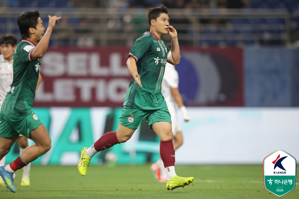 Joo Min Kyu của Daejeon Hana Citizen sau khi ghi bàn thắng đầu tiên trong trận đấu với Bucheon FC tại sân vận động World Cup Daejeon vào ngày 4 đang ăn mừng bàn thắng. /Ảnh = Liên đoàn bóng đá chuyên nghiệp Hàn Quốc cung cấp