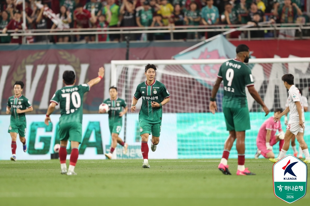 Seo Jin-soo của Daejeon Hana Citizen sau khi ghi bàn gỡ hòa trong trận đấu với Bucheon FC được tổ chức tại sân vận động World Cup Daejeon vào ngày 4. /Ảnh = Liên đoàn bóng đá chuyên nghiệp Hàn Quốc cung cấp