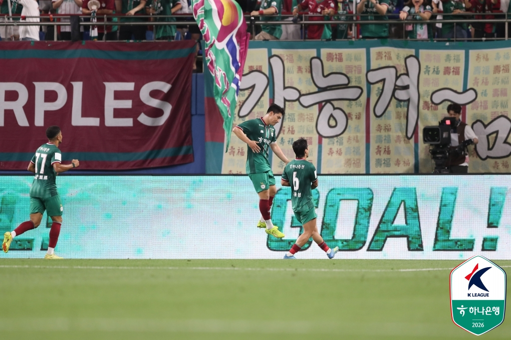 Joo Min Kyu của Daejeon Hana Citizen sau khi ghi bàn thắng đầu tiên trong trận đấu với Bucheon FC tại sân vận động World Cup Daejeon vào ngày 4 đang ăn mừng bàn thắng. /Ảnh = Liên đoàn bóng đá chuyên nghiệp Hàn Quốc cung cấp