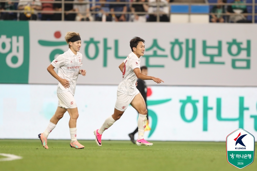 Ahn Tae-hyun của Bucheon FC đang ăn mừng bàn thắng sau khi ghi bàn gỡ hòa trong trận đấu với Daejeon Hana Citizen diễn ra tại sân vận động World Cup Daejeon vào ngày 4. /Ảnh = Liên đoàn bóng đá chuyên nghiệp Hàn Quốc cung cấp