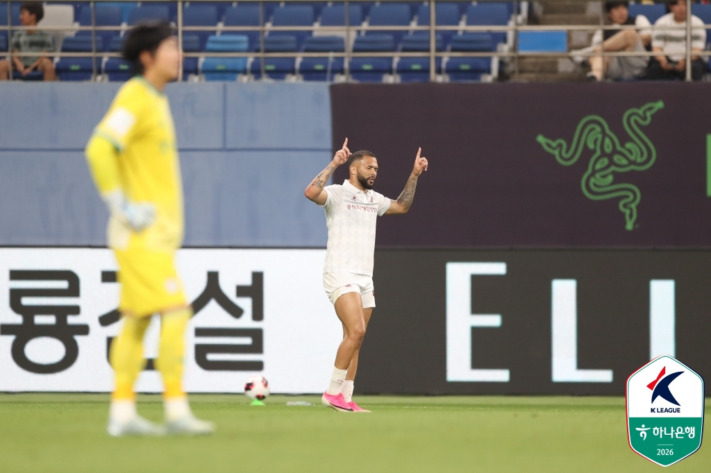 Bucheon FC Gabriel đang ăn mừng bàn thắng sau khi ghi bàn thắng lội ngược dòng trong trận đấu với Daejeon Hana Citizen diễn ra tại sân vận động World Cup Daejeon vào ngày 4. /Ảnh = Liên đoàn bóng đá chuyên nghiệp Hàn Quốc cung cấp