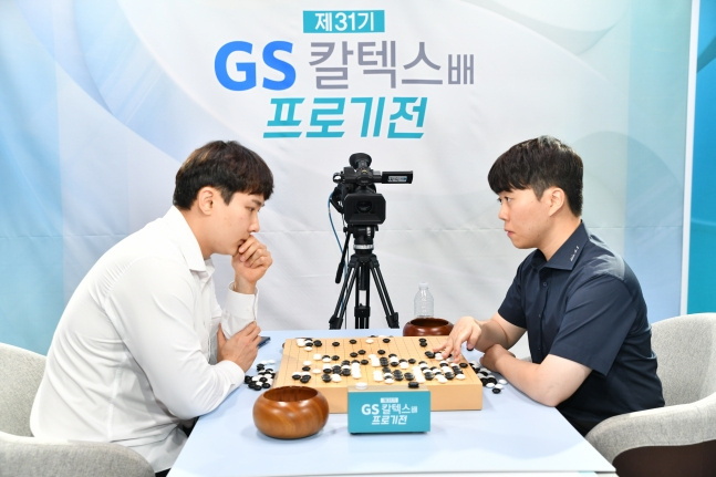 申民俊（右）4日在第31届GS加德士杯职业棋赛决赛5番棋第3局战胜朴正焕后，正在复盘。 =照片=韩国棋院提供。