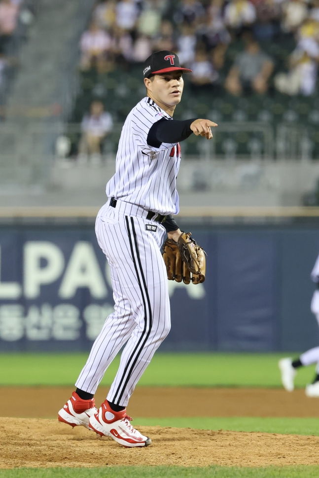 Питчер LG Twins Якселиос рад, что команда выбила страйк-ауты в начале девятого иннинга, когда команда вышла на поле Hanwha Eagles и 2026 Shinhan SOL KBO League, состоявшемся на бейсбольном стадионе Джамсиль в Сеуле 4-го числа. /Фото = Предоставлено LG Twins.