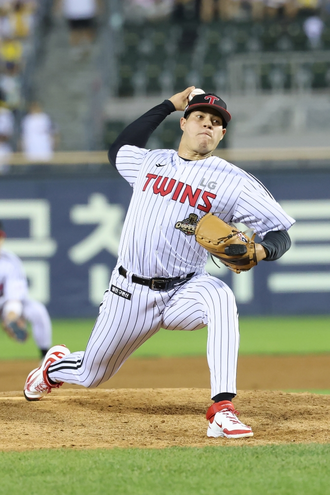 Питчер LG Twins Якселиос борется с командой 5-3 в начале 9-го иннинга против Hanwha Eagles и 2026 Shinhan SOL KBO League, состоявшегося на бейсбольном стадионе Джамсиль в Сеуле 4-го числа. /Фото = Предоставлено LG Twins.