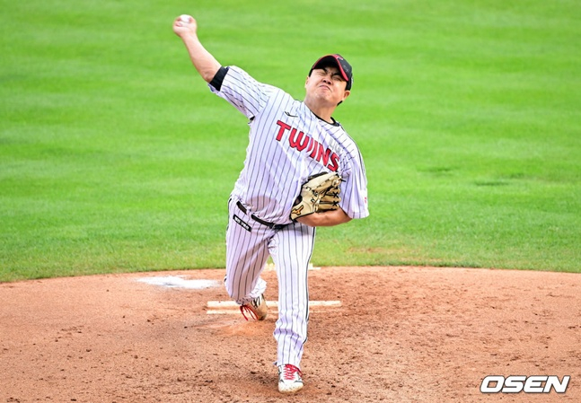 LG Twins pitcher Jang Hyun-sik is seen pitching hard as a starter in the home game against the Hanwha Eagles at the 2026 Shinhan SOL KBO League held on the 4th at Jamsil Baseball Stadium, Songpa-gu, Seoul.