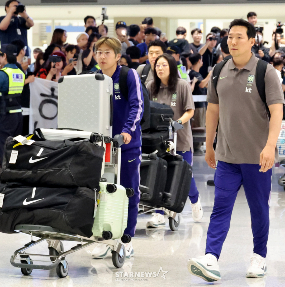 The football national team, which was eliminated from the 2026 North American World Cup group qualifiers, returned home on the morning of the 30th through the second terminal of Incheon Airport along with players such as Cho Hyun-woo, Lee Kang-in, and Kim Min-jae. .2026.06.30. /Photo=Kang Young-jo cameratalks@