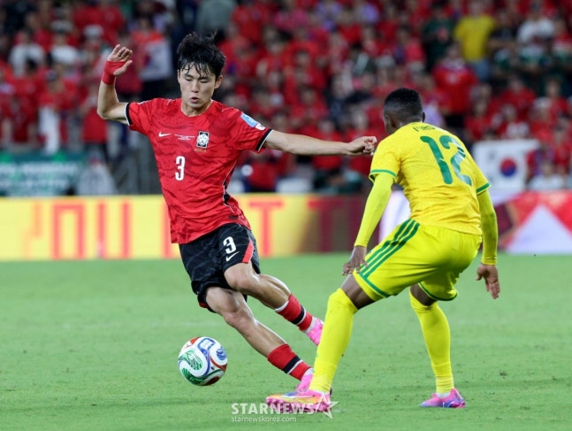 El partido de clasificación para la Copa Mundial de 2026 en América del Norte, Centroamérica y el Caribe entre Corea del Sur y Sudáfrica en el Grupo A se disputó el día 25 (hora coreana) en el Estadio BBVA de Monterrey, México. Lee Ki-hyeok realiza un regate durante la segunda mitad. /Foto=corresponsal jefe Kim Jin-kyung.