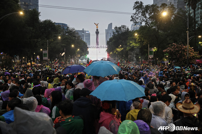 Numerosos aficionados al fútbol congregados en la Ciudad de México. /AFPBBNews=NEWS1