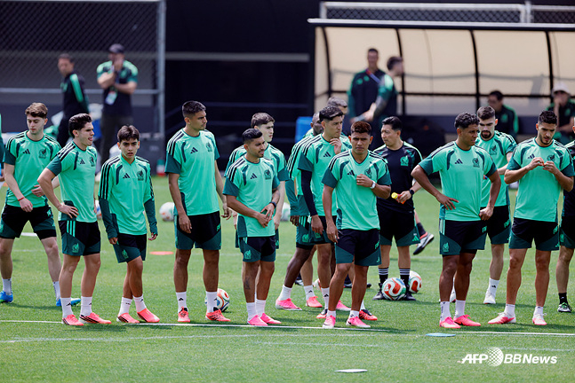 El equipo nacional de fútbol de México se prepara para el partido contra Inglaterra. /AFPBBNews=NEWS1