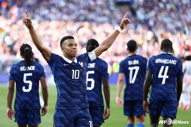 基利安•姆巴佩(10号)在与巴拉圭的2026年国际足联(FIFA)北中美世界杯16强赛上进球后举起双臂。 =法新社BBNews=新闻1。