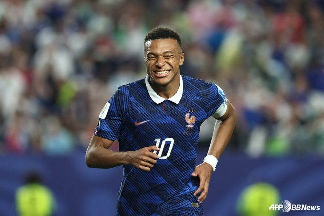 基利安·姆巴佩在与巴拉圭队进行的2026年国际足联(FIFA)北美世界杯16强赛上进球后微笑着。 =法新社BBNews=新闻1。