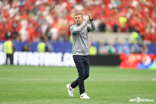 Jesse Marsch, entrenador de la selección canadiense, aplaude hacia las gradas. /AFPBBNews=NEWS1