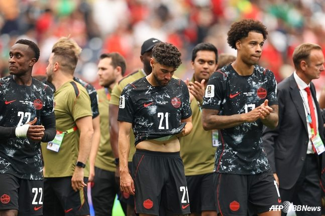 Los jugadores canadienses muestran su frustración tras la eliminación inmediata de la Copa Mundial de la FIFA América del Norte 2026. /AFPBBNews=NEWS1