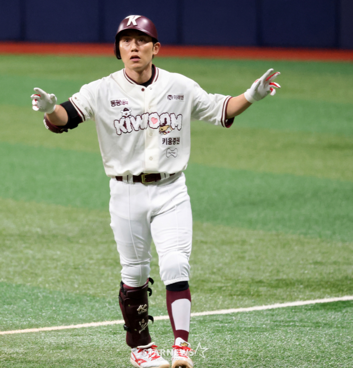 Doosan second baseman Park Jun-soon fields a hit ball from Kiwoom's leadoff hitter Seo Geon-chang in the bottom of the first inning during the 2026 KBO League Kiwoom Heroes vs. Doosan Bears game at Gocheok Sky Dome on the 4th, throwing to first base. Although Kiwoom requested a video review, the original out call was upheld. . 2026.07.04. Doosan second baseman Park Jun-soon fields a hit ball from Kiwoom's leadoff hitter Seo Geon-chang in the bottom of the first inning during the 2026 KBO League Kiwoom Heroes vs. Doosan Bears game at Gocheok Sky Dome on the 4th, throwing to first base. Although Kiwoom requested a video review, the original out call was upheld. . 2026.07.04. Seo Geon-chang claims safe. Although Kiwoom requested a video review, the original out call was upheld. . 2026.07.04. /Photo=Senior reporter Kang Young-jo cameratalks@