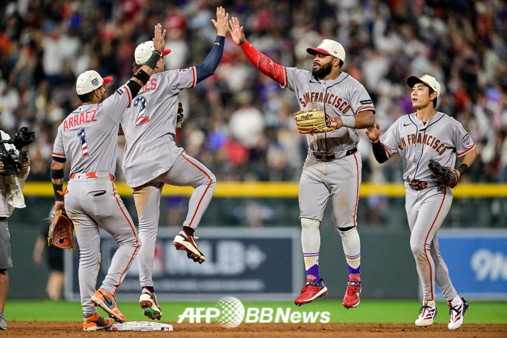 サンフランシスコ·ジャイアンツ外野手の李ジョンフ(右)の5日(韓国時間)のコロラド戦勝利後の姿。 /AFPBBNews=ニュース1