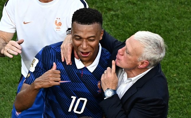 ディディエ·デシャン(右)フランス国家代表チーム監督がパラグアイと2026国際サッカー連盟(FIFA)北中米W杯16強戦が終わった後、キリアン·ムバッペを眺めている。 /AFPBBNews=ニュース1