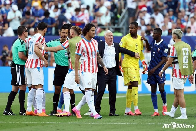 2026国際サッカー連盟(FIFA)北中米ワールドカップ(W杯)16強戦が終わった後、パラグアイ選手団とフランス選手団が争っている。 これを止めるディディエ·デシャン(中央)フランス代表監督。 /AFPBBNews=ニュース1