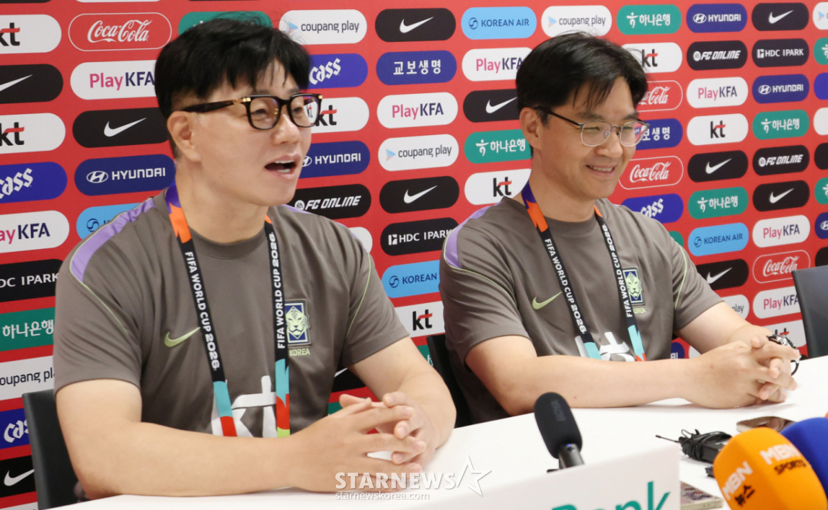 大韓サッカー協会のソン·ジュンソプ首席主治医(左)とハン·ドクヒョンメンタルコーチ(中央大学精神医学科教授)が記者たちのインタビューに応じている。 /写真=キム·ジンギョン kim.jinkyung@
