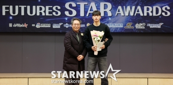 Park Si-hoo (Shinpyeong High School Grade 3 · Chungnam Asan), the Football Star Award winner, attended the '2025 Futures Star Awards' ceremony held at the Seoul Press Center on the 24th. After receiving his award, he posed for a commemorative photo with commentator Han Jun-hee of Coupang Play. /Photo=Reporter Kim Hwi-seon