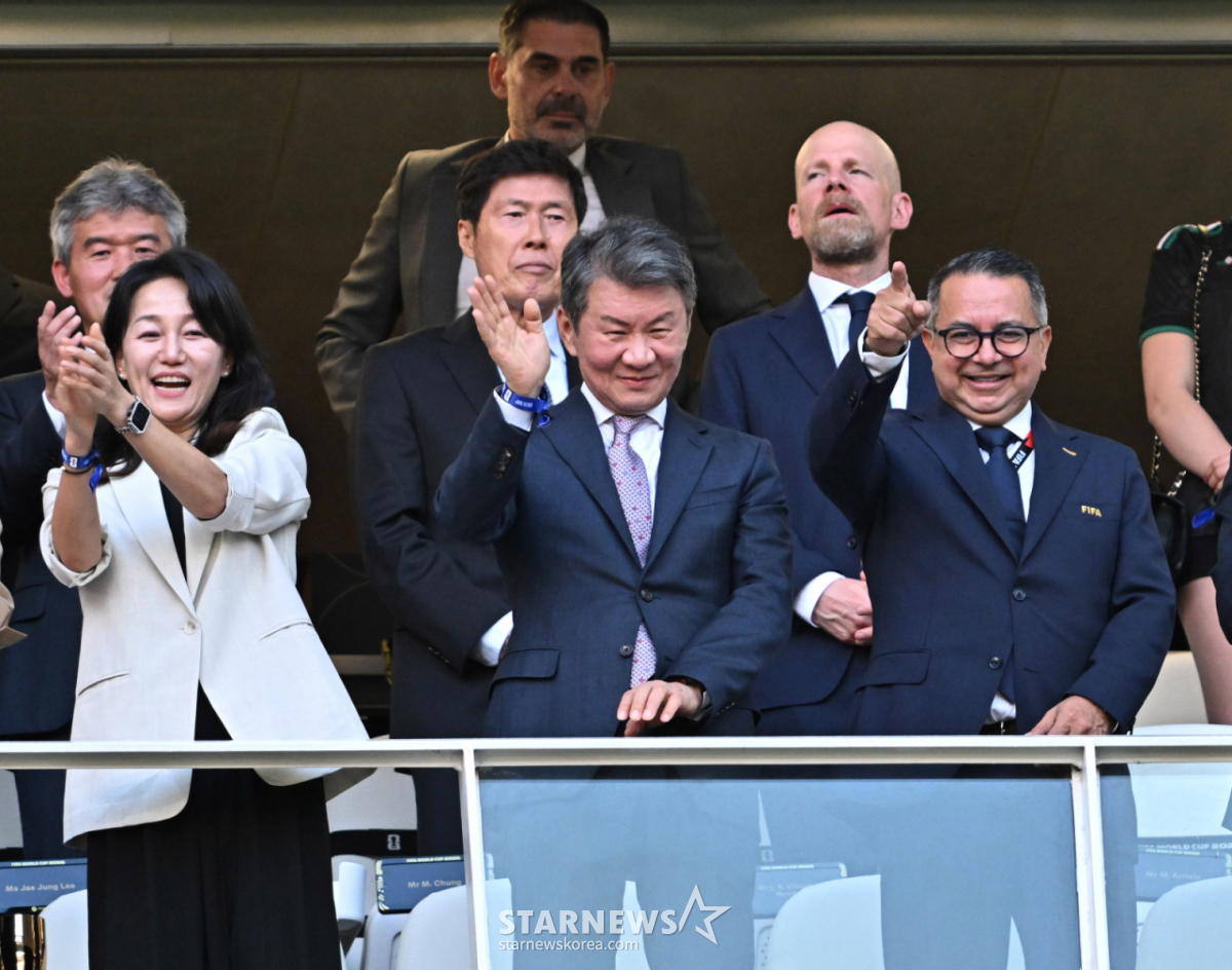 Korea Football Association Jeong Mong-gyu (Chairman)(center) is seen paying respects before the 2026 CONCACAF and Africa World Cup match against Mexico held at Akron Stadium in Zapopan, near Guadalajara, Mexico, on the 19th (Korea time). Former coach Cha Bum-kun is seated in the background. /Photo=Chief correspondent Kim Jin-kyung