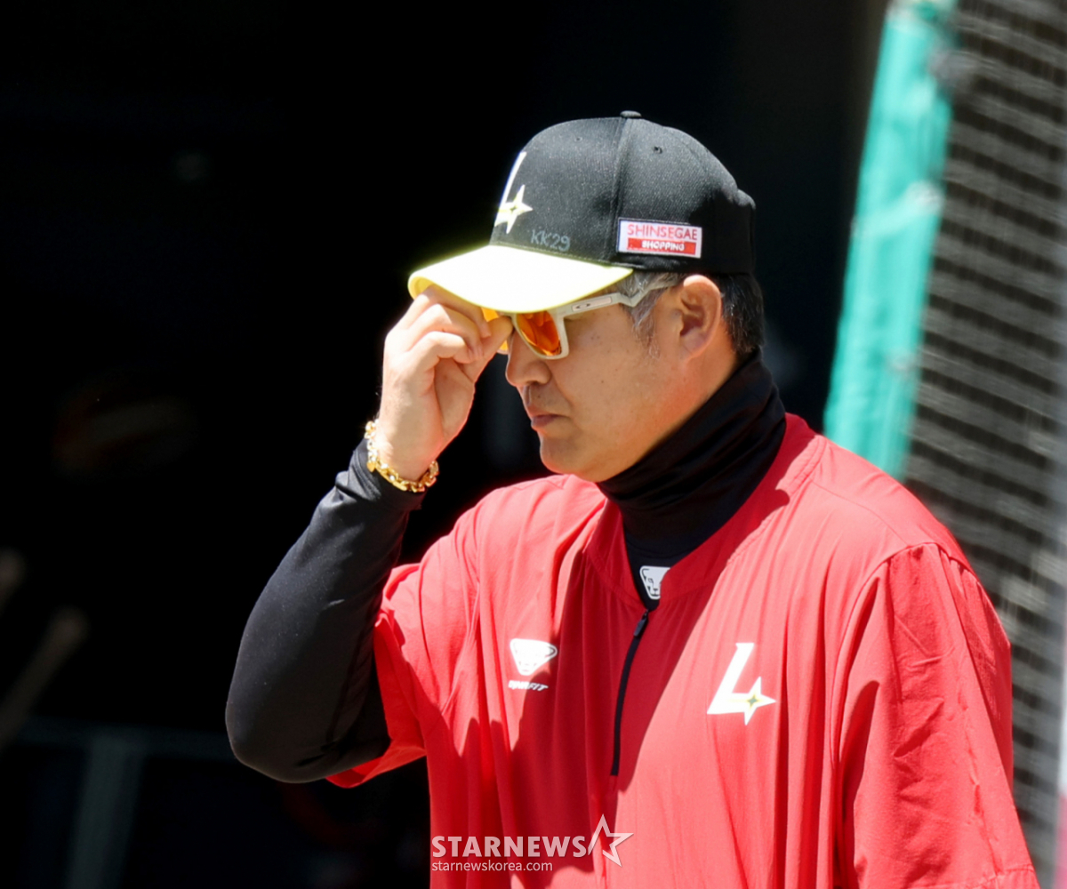 SSG Landers manager Lee Sung-yong inspects players in front of the batting cage ahead of the 2026 KBO League match between SSG Landers and NC Dinos, held on Children's Day, May 5, at Incheon SSG Landers Field. 2026.05.05. /Photo=Senior reporter Kang Young-jo cameratalks@