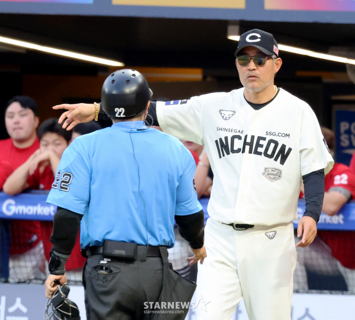 SSG Landers manager Lee Sung-yong requests a video review regarding the situation at first base during the top of the 9th inning when Sim Woo-jun struck out and was called out in the 2026 KBO League match between SSG Landers and Hanwha Eagles, held on the 28th at Incheon SSG Landers Field. 2026.06.28. /Photo=Senior reporter Kang Young-jo cameratalks@