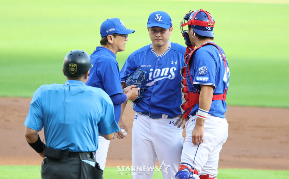 Samsung right-handed pitcher Choi Won-tae is seen pitching as a starter during the 2026 KBO League match between LG Twins and Samsung Lions at Jamsil Stadium on the 23rd. LG started with Jang Hyun-sik. In the bottom of the first inning, facing a bases-loaded crisis, pitching coach Choi Il-eon came to the mound to calm Choi Won-tae. 2026.06.23. /Photo=Senior reporter Kang Young-jo cameratalks@