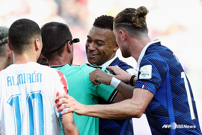 Kylian Mbappé (second from the right) protests to referee Djigui Tantashef. /AFPBBNews=NEWS1