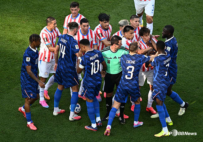 The two teams engaged in a tense standoff. /AFPBBNews=NEWS1