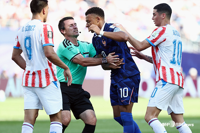 Kylian Mbappé (second from the right) protests to referee Djigui Tantashef. /AFPBBNews=NEWS1