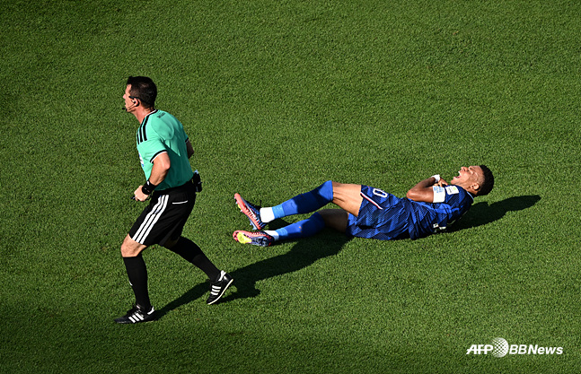 Referee Djigui Tantashef (left). /AFPBBNews=NEWS1