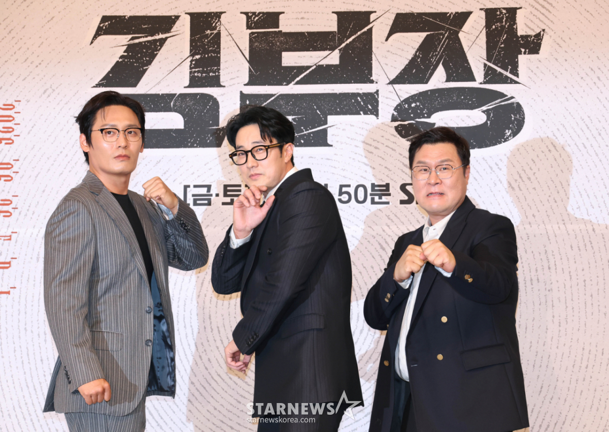 Los actores Choi Tae-hoon, So Ji-sub y Yoon Kyung-ho posan durante la rueda de prensa del drama de viernes y sábado 'Jefe Kim', celebrado en el Mokdong de Seúl, distrito de Yangcheon, sede de SBS. /2026.06.25 /Foto=Lee Dong-hoon photoguy@