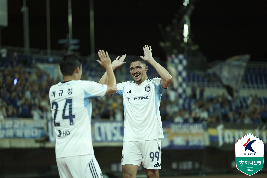 A scene from the Hana Bank K League 1 2026 Round 16 match between Gwangju FC and Ulsan HD held at Gwangju World Cup Stadium on the 5th, with Ulsan's Yago (right) celebrating after scoring the opening goal. /Photo=Korea Professional Football League