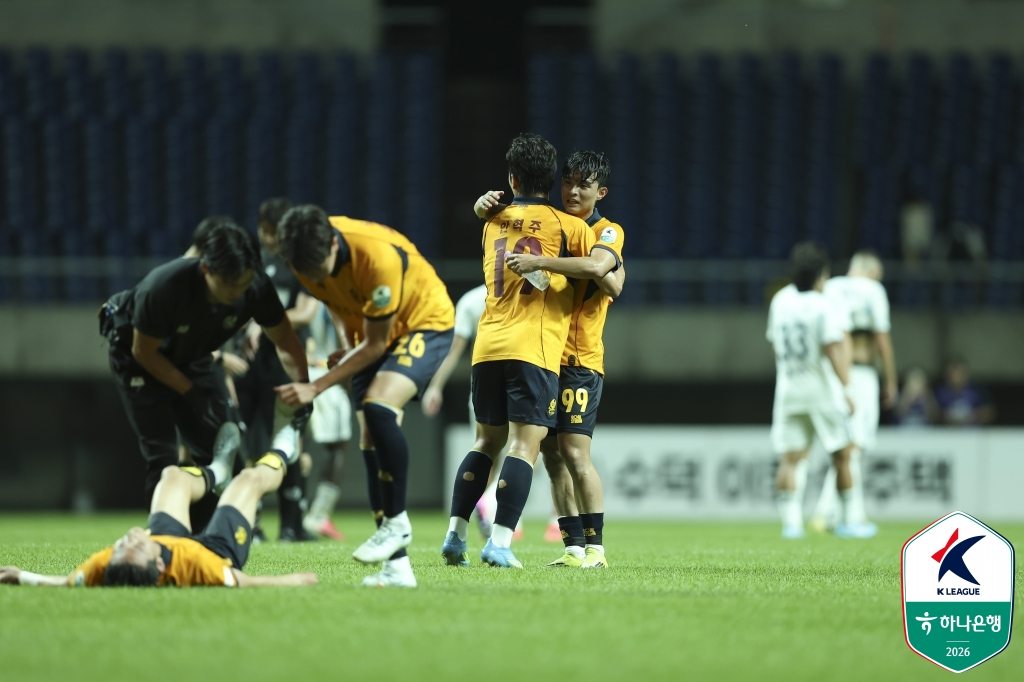 Gwangju FC's Ahn Hyuk-ju and Hong Yong-jun exchange greetings after the 1-1 draw against Ulsan HD at Gwangju World Cup Stadium on the 5th. /Photo=Korea Professional Football League