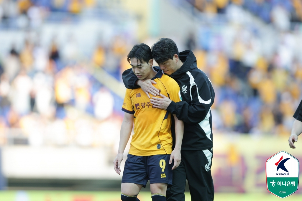 Gwangju FC manager Lee Jeong-gyu and Ha Seung-woon. /Photo=Korea Professional Football League