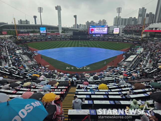 A view of SuwonKT Wiz Park on the 5th as rain fell. /Photo=Reporter Kim Dong-yun