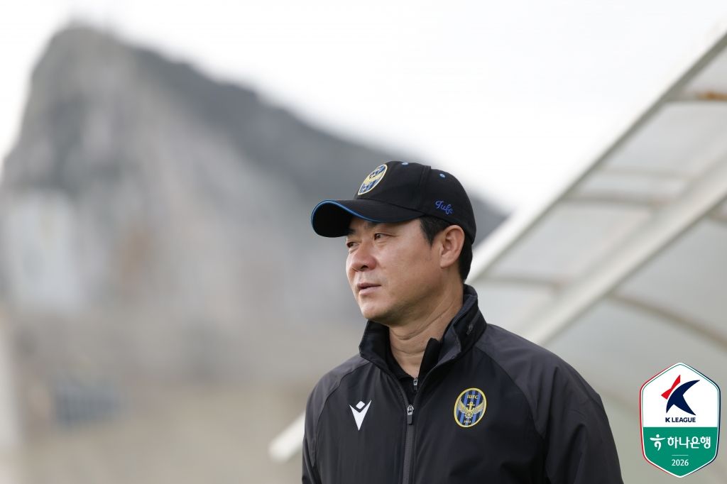 Coach Yoon Jung-hwan during his team's training session. /Photo=Korea Professional Football League