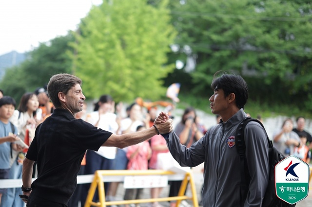 Coach Sergio Costa of Jeju SK and Coach Jeong Jo-guk (right). /Photo=Korea Professional Football League
