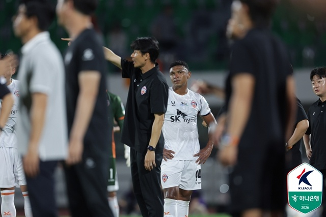 <Jeju SK Negueba (center) looks at the field with apparent regret after being sent off. /Photo=Korea Professional Football League