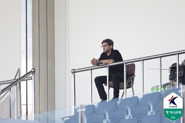<Sergio Costa, Jeju SK manager, watching the match from the stands. /Photo=Korea Professional Football League